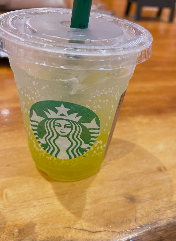 スタバでマスカット渋滞中。わたしはソーダ派。