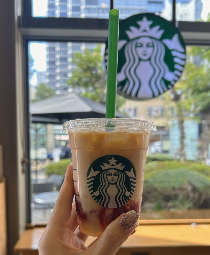 クリスマスの気配と、苺ミルクティーの午後。